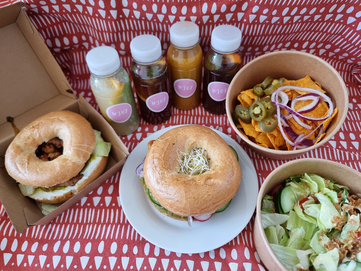 RESTOTIP. N’Joy Bagels verrast met bijzondere bagels in Halle “Jong en