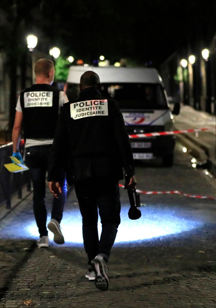In Parijs is gisterenavond een man gearresteerd nadat hij zeven mensen verwondde met een mes.