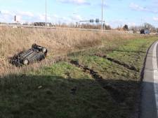 Automobilist (35) uit Tilburg verliest macht over het stuur en belandt op de kop in een sloot in Waalwijk