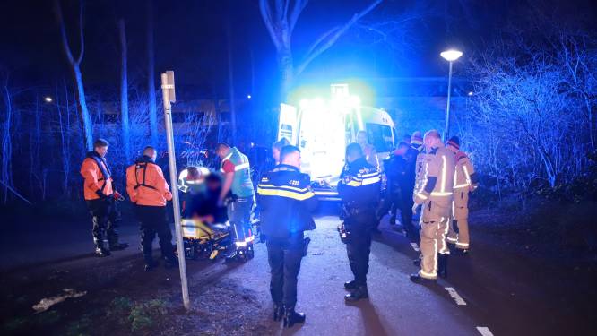 Man met rollator belandt in water in Houtwijk en wordt naar ziekenhuis gebracht