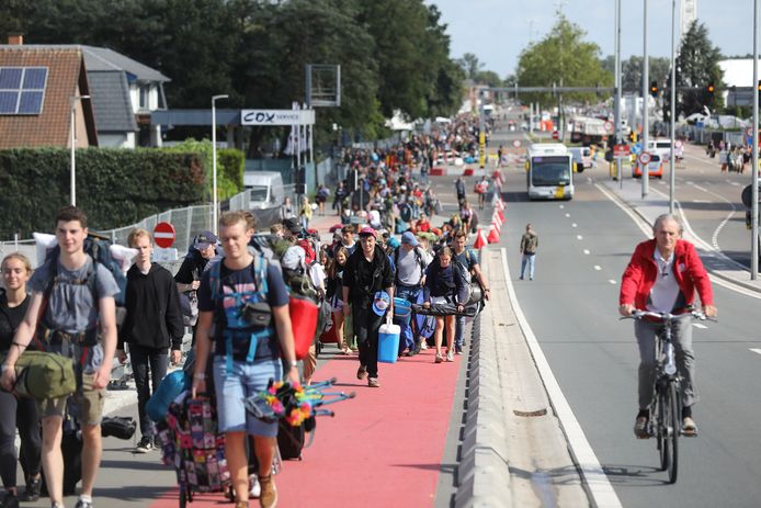 De festivalgangers komen toe in Kiewit (archiefbeeld).