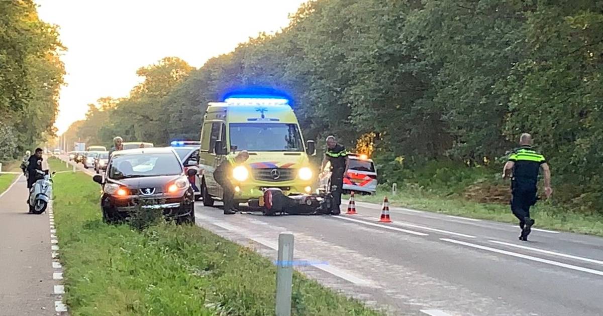 Motorrijder rijdt achterop auto op N342 bij Deurningen - Tubantia