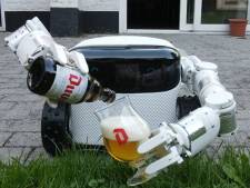 Une entreprise de Waregem a développé un robot qui désherbe, sort vos poubelles et... vous sert une Duvel
