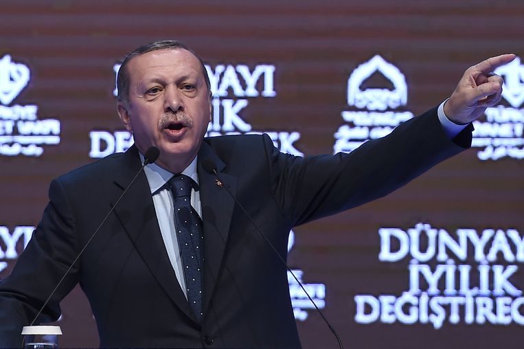 De Turkse president Erdogan gaf vandaag een toespraak in Istanbul. Hij dreigde dat Nederland 'de prijs zal betalen' voor het uitzetten van de Turkse minister van familiezaken. Beeld AFP