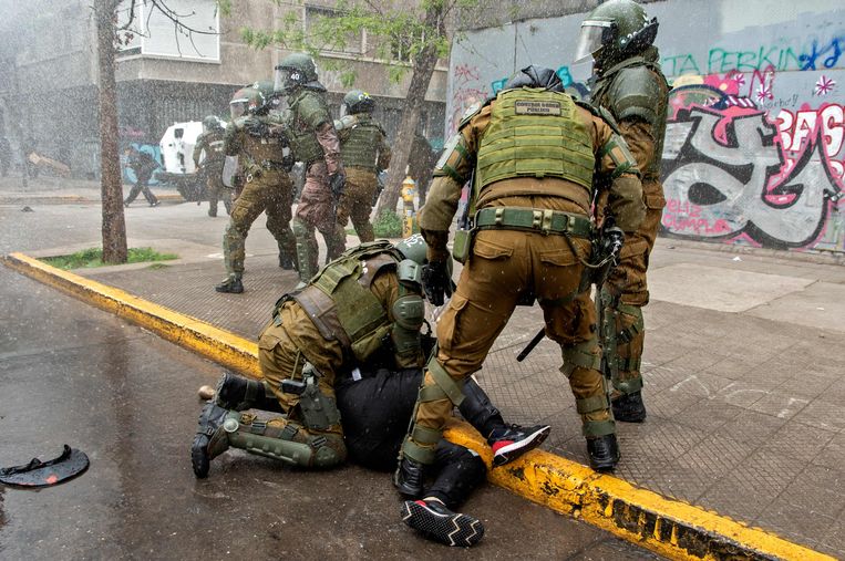 Chileense veiligheidstroepen arresteren een Mapuche in de hoofdstad Santiago, afgelopen weekend. Beeld AFP
