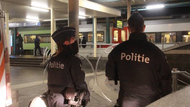 Opgeschrikt door politiecontrole laat twintiger halve kilo cannabis achter op trein in Kortrijk