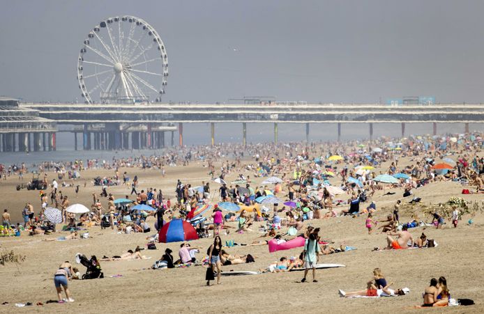 Drukte op het strand van Scheveningen op Hemelvaartsdag.
