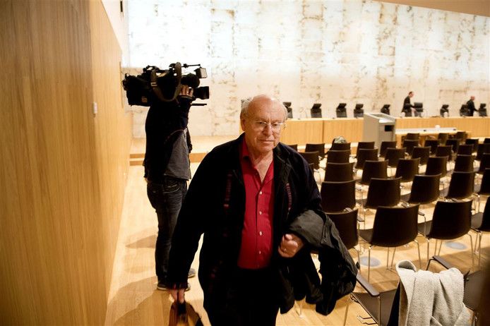 Albert Heringa in de rechtszaal in maart na een uitspraak van de Hoge Raad.