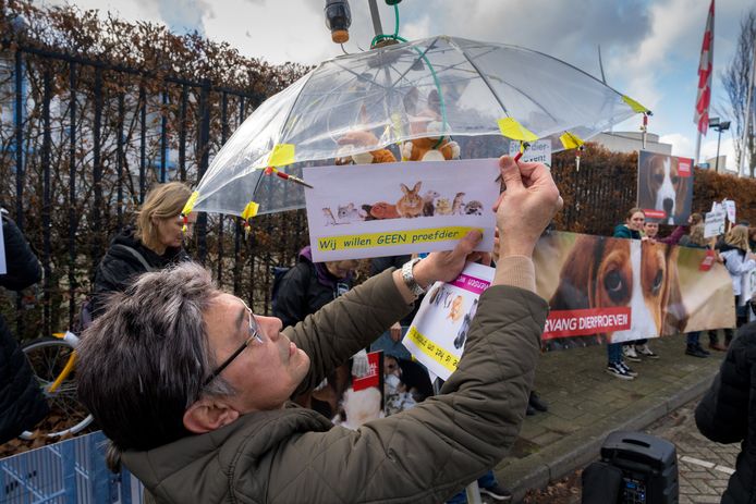 Demonstranten protesteren tegen dierproeven bij het bedrijf Charles River in Den Bosch.