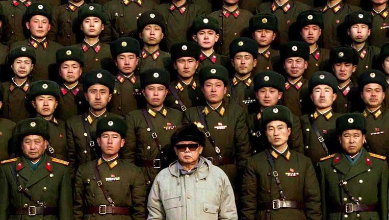 Noord-Korea's vorige leider Kim Jong-Il (onderste rij, midden) in 2009. Beeld afp