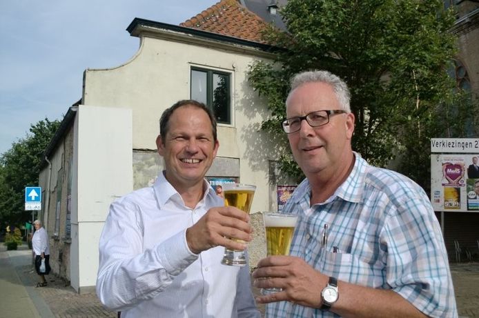 Toost van wethouder Jan Paantjes en koper Karel Bartelen van cafe Onder De Toren in Oud Gastel. foto Frank Timmers