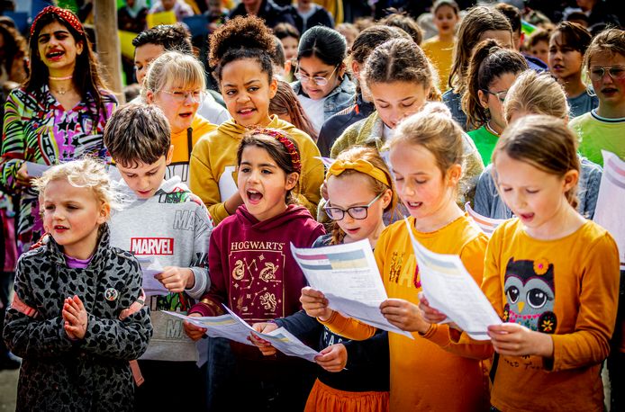 De leerlingen op het schoolplein van cbs Johan Friso zingen vol overgave voor Oekraïne, voor wie ze het ‘heel erg en zielig’ vinden.