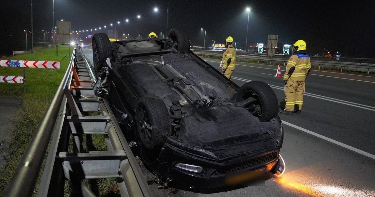Automobilist gewond bij aanrijding met vrachtwagen: auto over de kop op A12 bij Duiven.