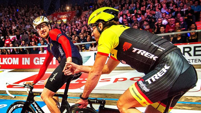 Bradley Wiggins feliciteert Fabian Cancellara met de geplande overwinning tijdens zijn afscheidsfeest in stadion 't Kuipke. Beeld Klaas Jan van der Weij