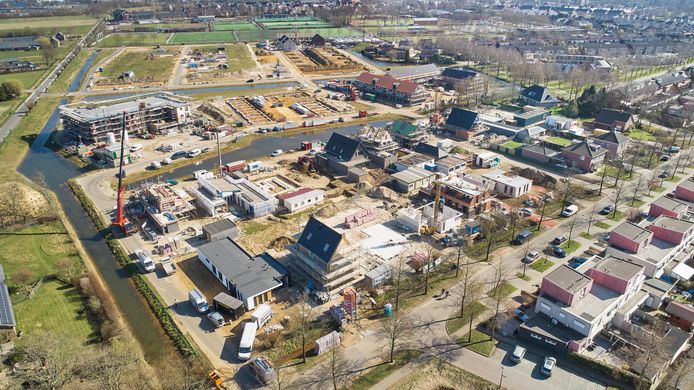 De Oijense Zij Noord in aanbouw. Linksvoor de bungalow va René en Marja van Mierlo, de eerste bewoners. Linksboven de stacaravan van Linda Megens en haar gezin.
