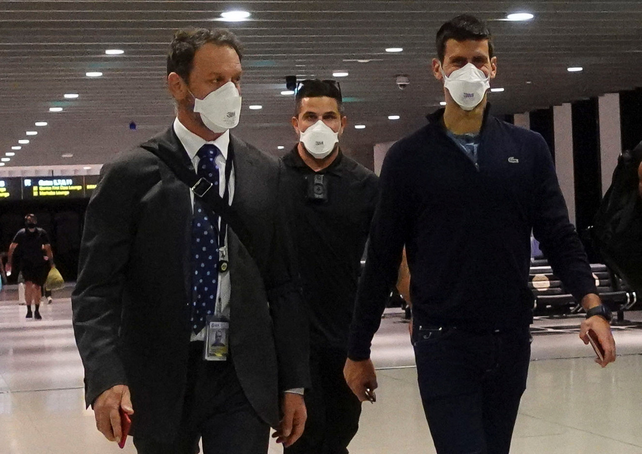 Djokovic (rechts) verlaat Australië.