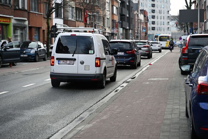 De vrouw reed op het fietspad langs de Diestsesteenweg toen de bestuurder van een geparkeerde auto zijn portier openzwaaide.