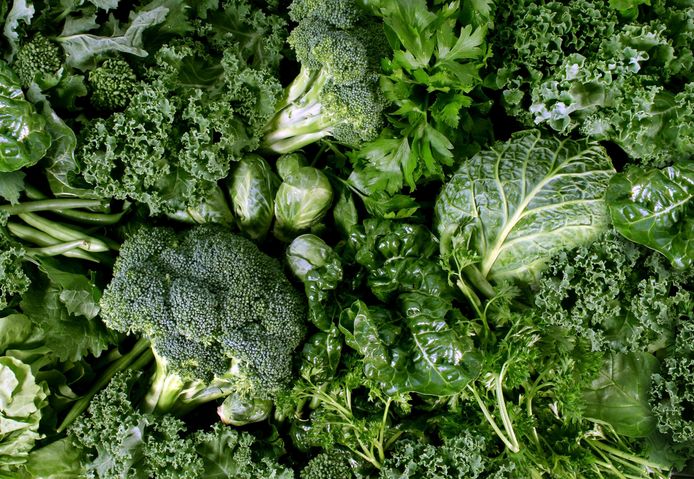In groene groenten zoals spinazie, boerenkool en andijvie zit magnesium.