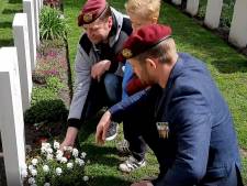 Helmond Sport-fan en veteraan betuigt speciale eer aan Engelse soldaat in Mierlo