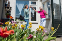 Inge Rathje danst met haar moeder Ria in de Eindhovense achtertuin tussen de tulpen.