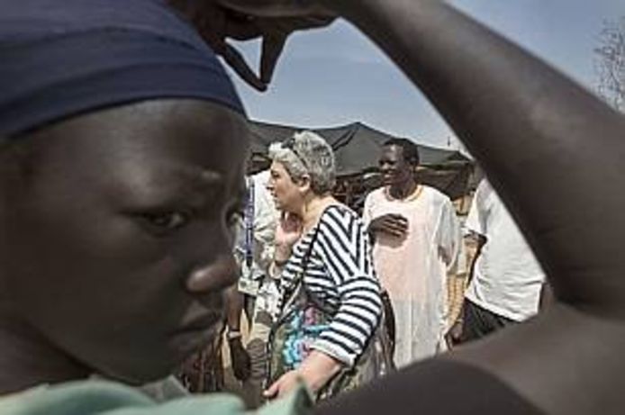 Oxfam Novibdirecteur Farah Karimi bezoekt een vluchtelingenkamp van de VN in ZuidSudan.