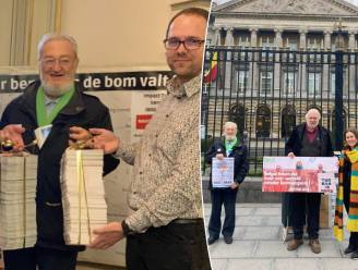 Actievoerders geven 700 Sint-Niklase petitiekaarten voor verbod op nucleaire bewapening af op kabinet premier De Croo