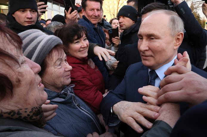 De Russische president Vladimir Poetin werd omstuwd door aanhangers toen hij dinsdag een bezoek aan Stavropol bracht.