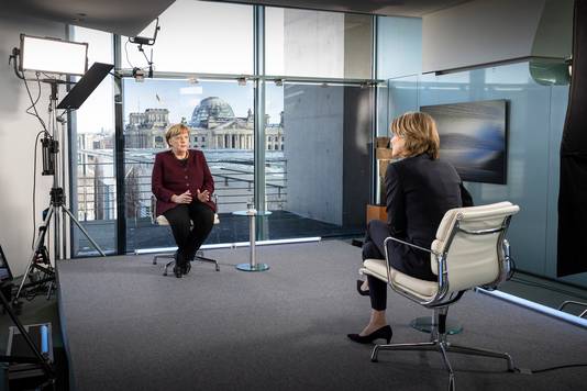 Angela Merkel staat Marietta Slomka van publieke zender ZDF te woord.