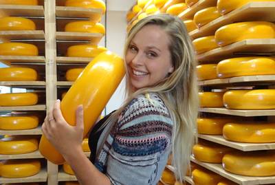 Presentatrice Leoni (34) gaat Cheese Valley promoten met kaasvlogs: ‘Als klein meisje ging ik al naa