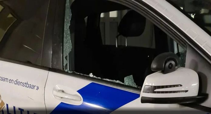 Autoruit vernield van dienstauto op politiebureau in Breda.