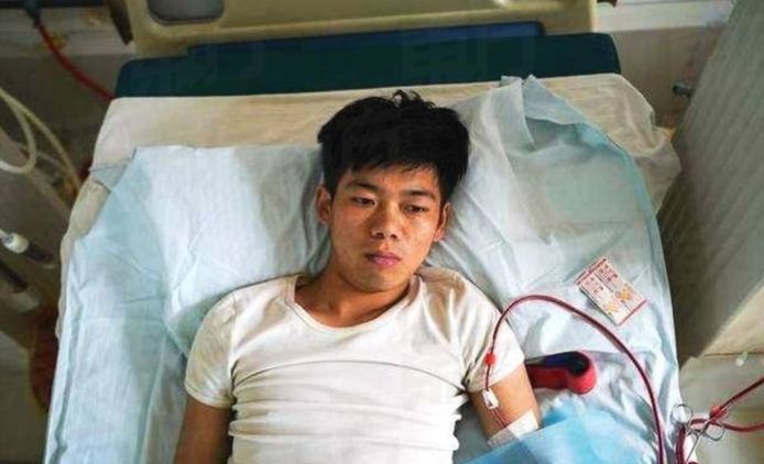 De 25-jarige jongeman is aan zijn bed gekluisterd en krijgt permanent dialyse.