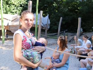 Moeders geven samen de borst in stadspark: “Als mama mag je niet opgesloten zitten thuis”
