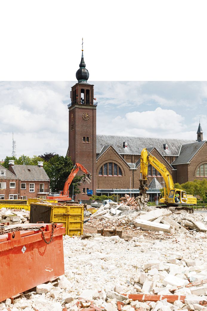 Onder het puin aan de Markt en Molenstraat in Zevenbergen bleek veel meer vervuilde grond te zitten dan verwacht.