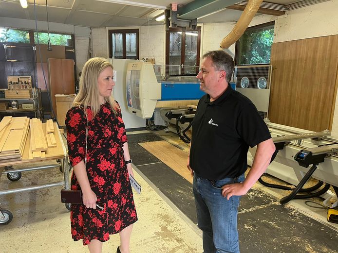Staatssecretaris Eva De Bleeker met Pol Clement in Bellingen.