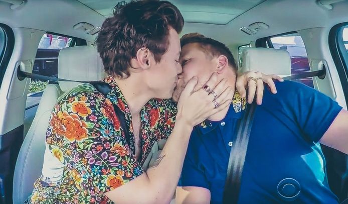 Harry Styles kuste James Corden tijdens carpool karaoke.