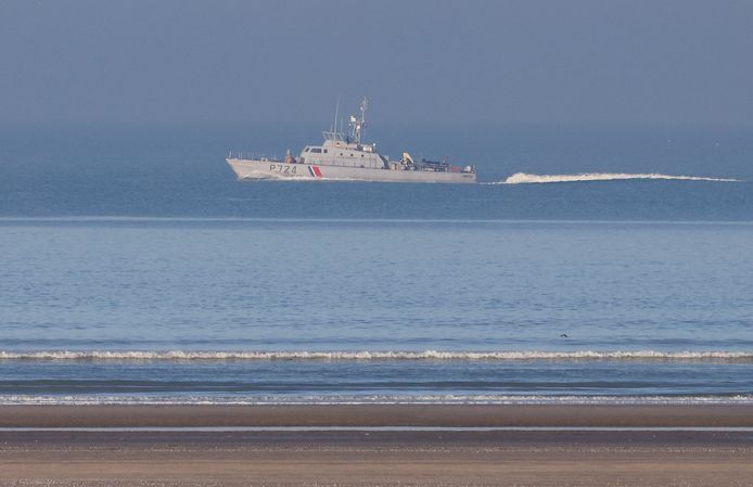 Een boot van de Franse gendarmerie patrouilleert aan de kustlijn bij Berck.