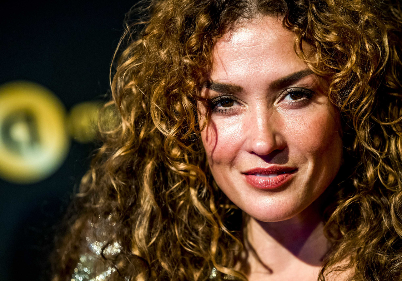 Katja geeft zich bloot en Rafael gebruikt dochtertje bij opdrukken Foto gelderlander.nl