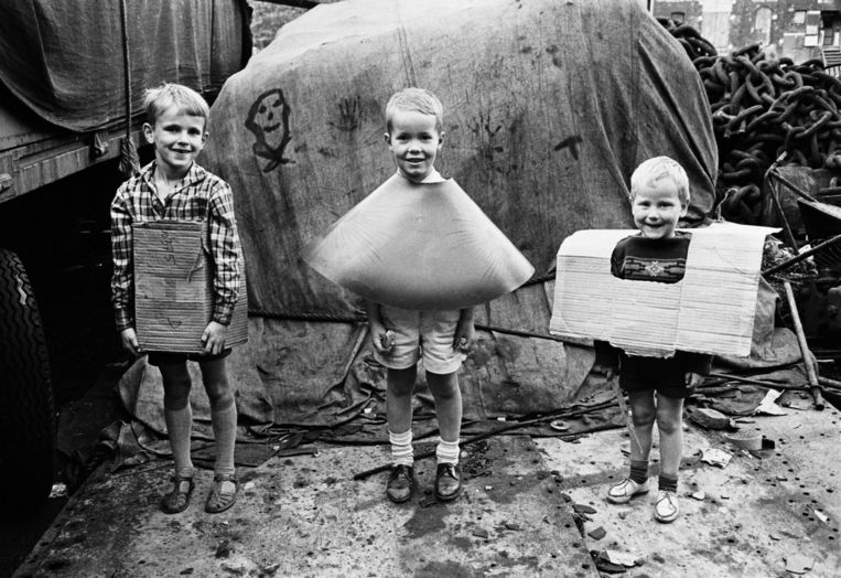 Drie jongetjes op de Snoekjesgracht, Amsterdam, 1961. Beeld Ed van der Elsken