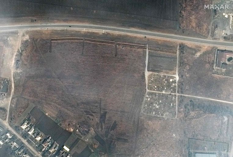 Beelden van satellietbedrijf Maxar Technologies tonen hoe er de afgelopen weken steeds langere rijen graven bijkwamen in Manhusch. Beeld AFP