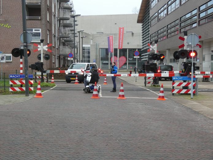 De spoorwegovergang bij het Muziekcentrum werd met pilonnen afgezet.