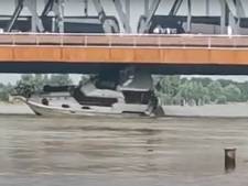 Bizar tafereel in Zutphen: plezierjacht knalt vol tegen Oude IJsselbrug aan