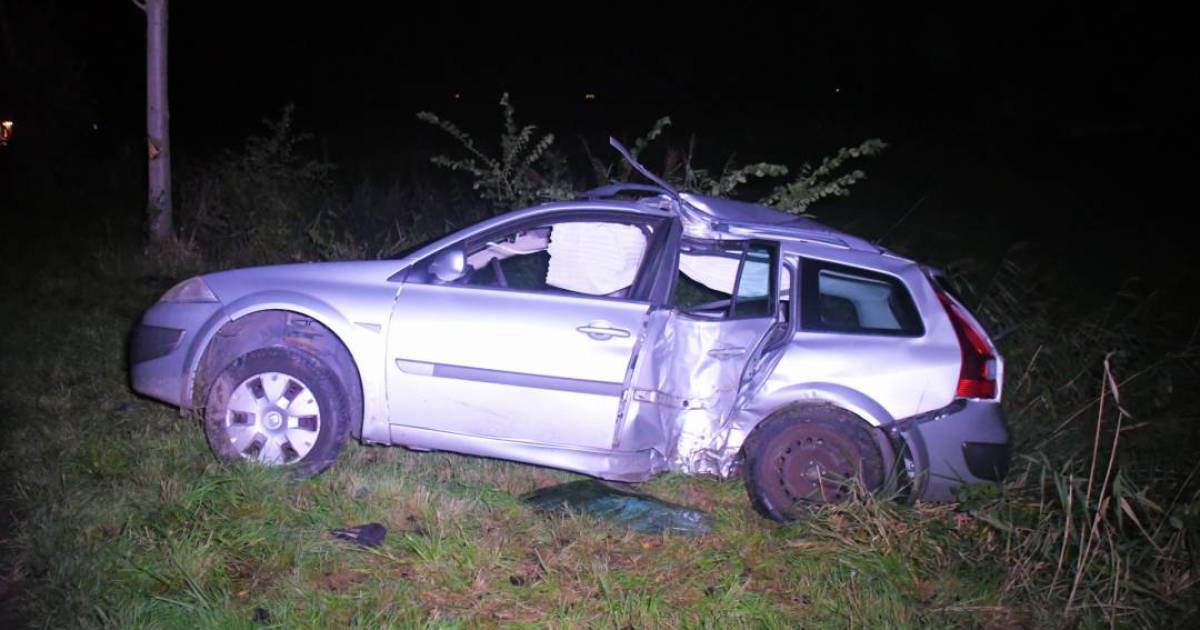 Auto botst tegen boom in Grijpskerke, bestuurder spoorloos