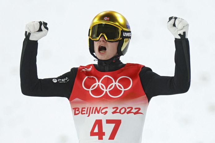 Marius Lindvik wint goud op de grote schans.