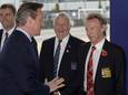 Denis Law (rechts) in 2015 in gesprek met toenmalig Brits premier David Cameron.