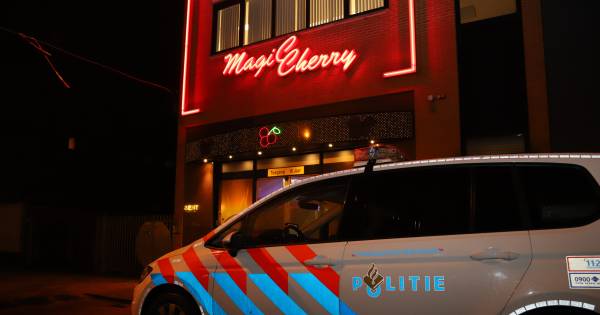 Eén van de overvallers probeerde met een bijl door een glaswand te slaan, maar dat mislukte.