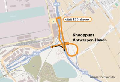 Rijbaan versperd op verkeerswisselaar R2 en A12 richting Antwerpen door ongeval