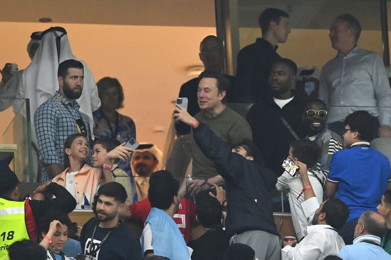 Fans maken selfies met Elon Musk tijdens de FIFA World Cup finale tussen Argentinie en Frankrijk. December 18, 2022 in Lusail City, Qatar.  Beeld Dan Mullan / Getty Images