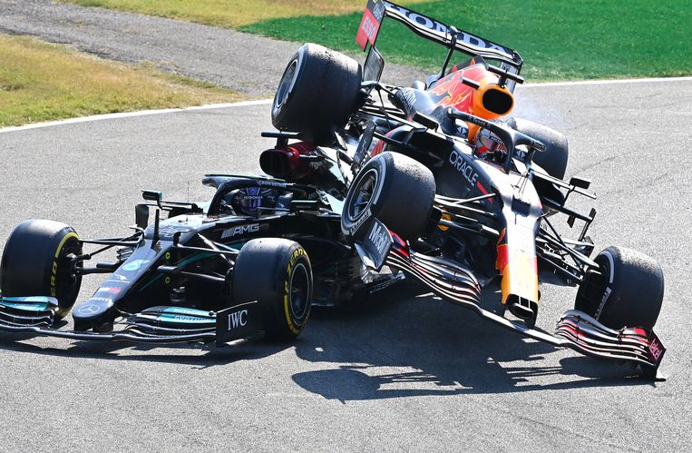 Een voorbeeld van hoe het niet moet. De Red Bull van Max Verstappen klapt op de Mercedes van Lewis Hamilton tijdens de GP van Italië in september.  Beeld Getty Images