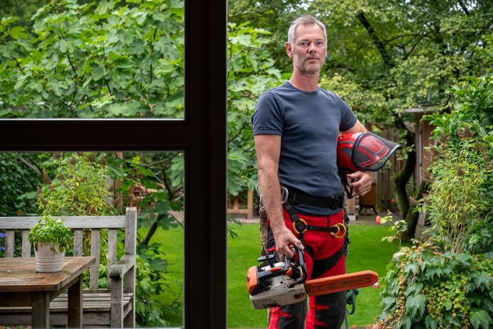 Jip Nipius heeft als lichttechnicus geen werk vanwege de corona. Hij is aan de slag als bestrijder van de processierups.