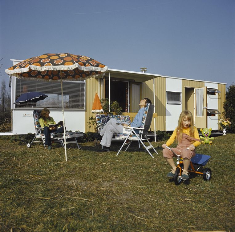 Familie bij een stacaravan, 1973 Beeld Hollandse Hoogte / Maria Austria Instituut